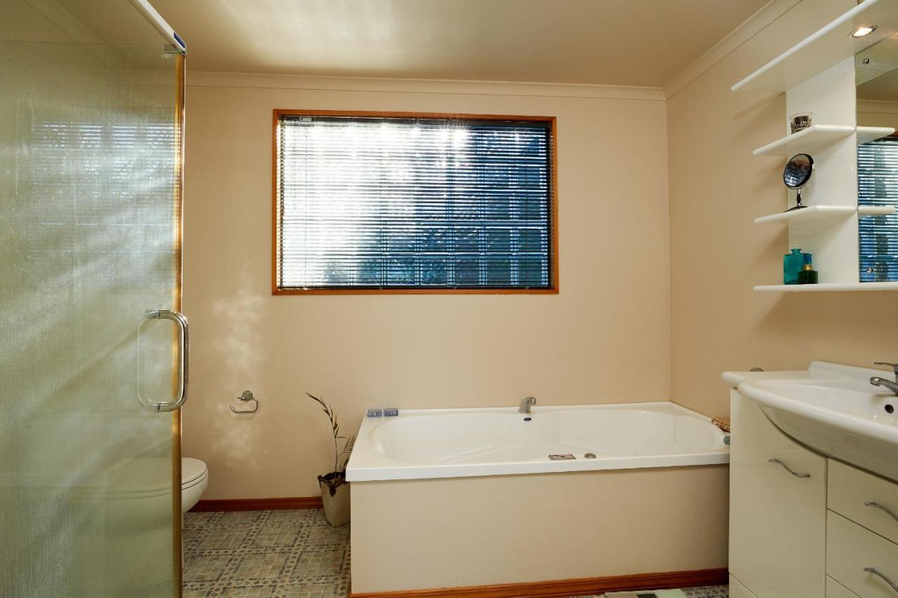 Akaroa Holiday Home Spacious And Quite With Stunning Harbour Views And Close To Town Eksteriør bilde